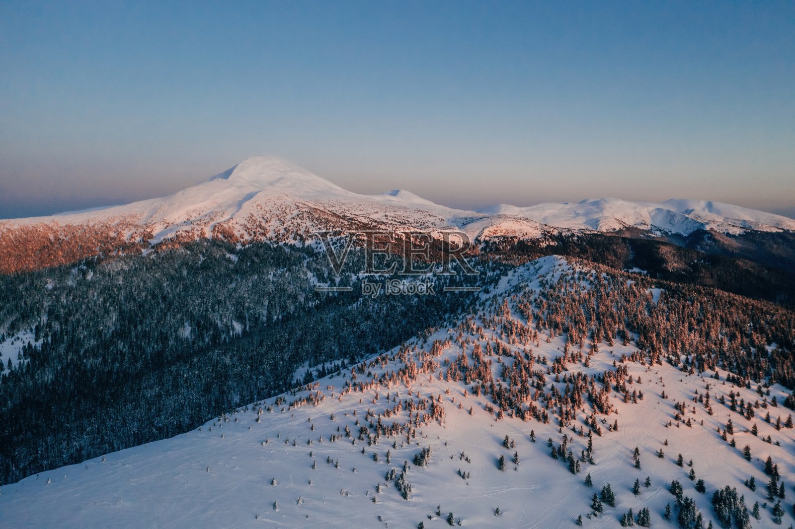 雄伟的喀尔巴阡山脉冬季空中景观。落日的背景照片摄影图片