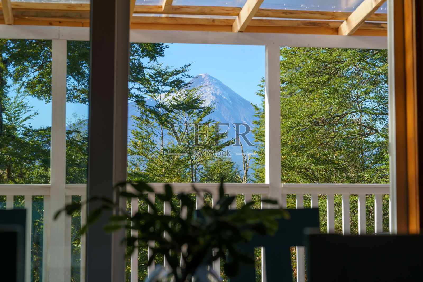 壮丽的山脉和郁郁葱葱的树木，从一个舒适的门廊的有利位置拍摄照片摄影图片