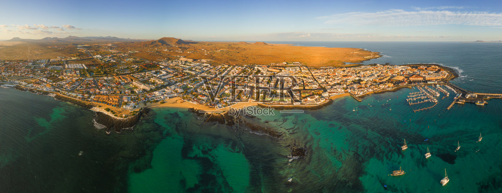 西班牙Corralejo Fuerteventura清晨阳光的壮观高空全景鸟瞰图照片摄影图片