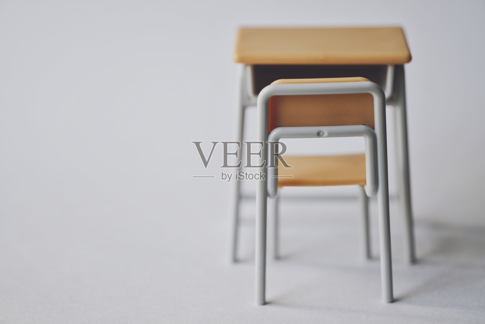 教室课桌和白色背景照片摄影图片