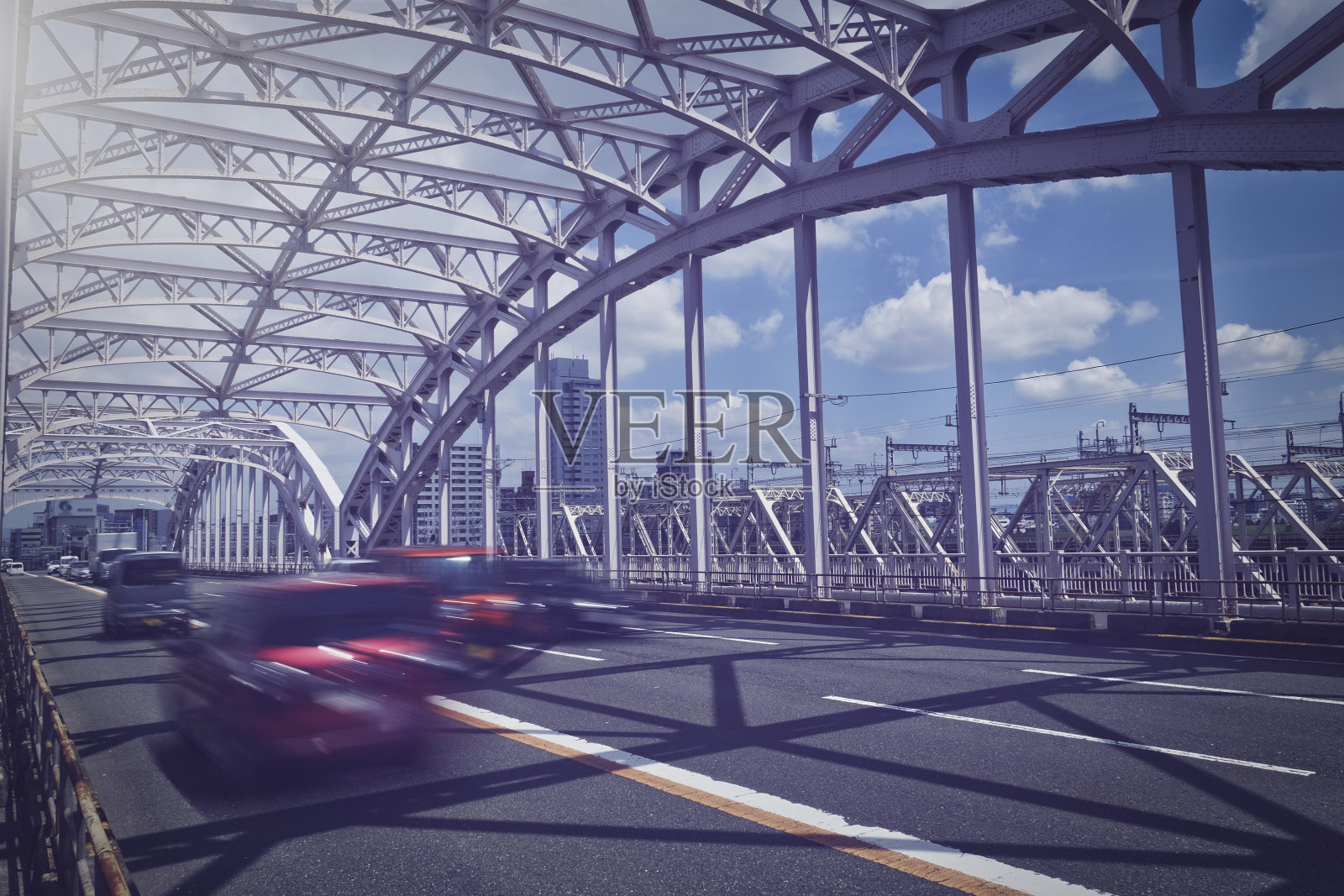 大阪的城市景观与桥梁和汽车照片摄影图片