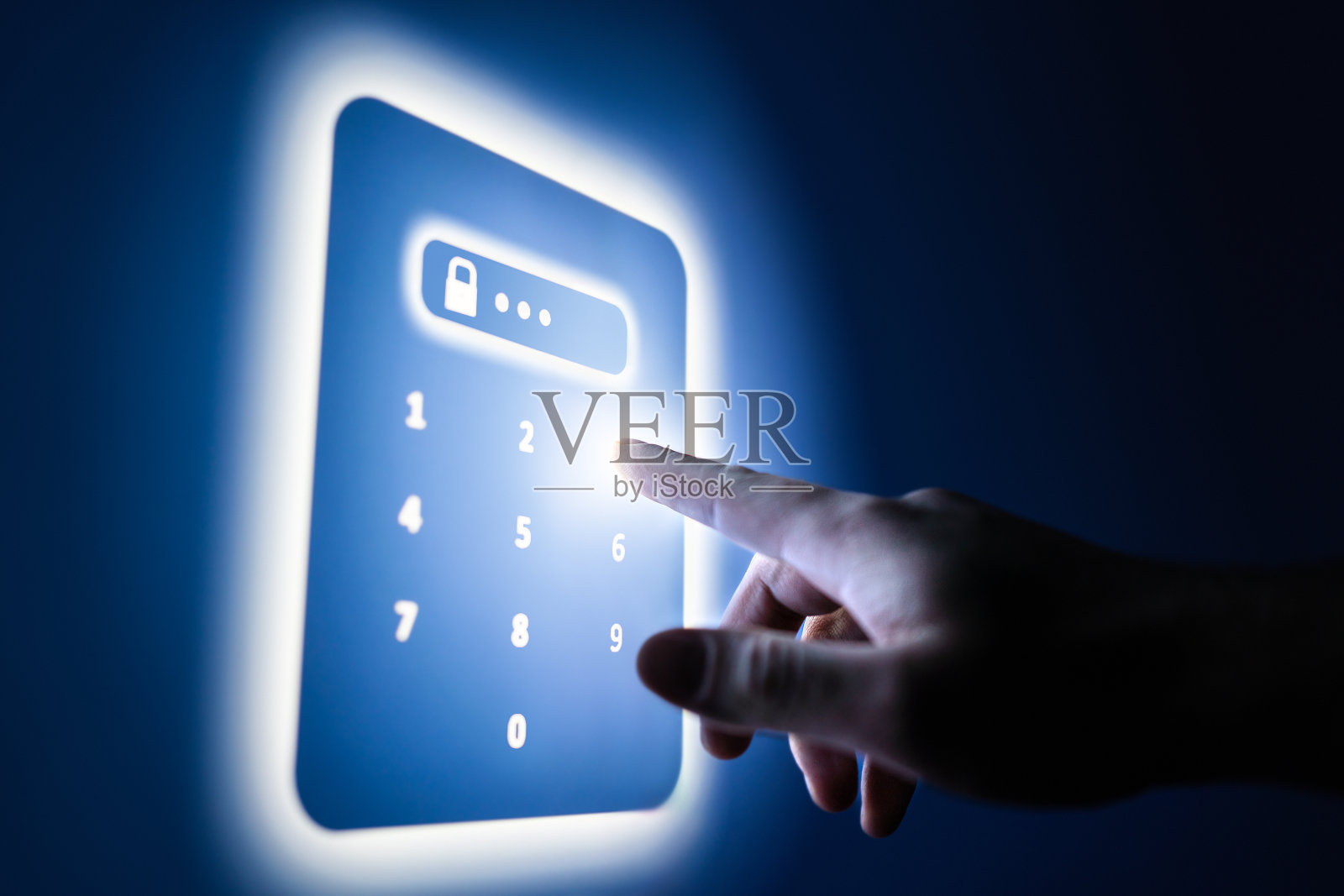 密码号码在抽象锁定屏幕。未来的数据保护技术。网络安全防范网络欺诈、身份盗窃或数字犯罪。进入未来电脑的密码。照片摄影图片