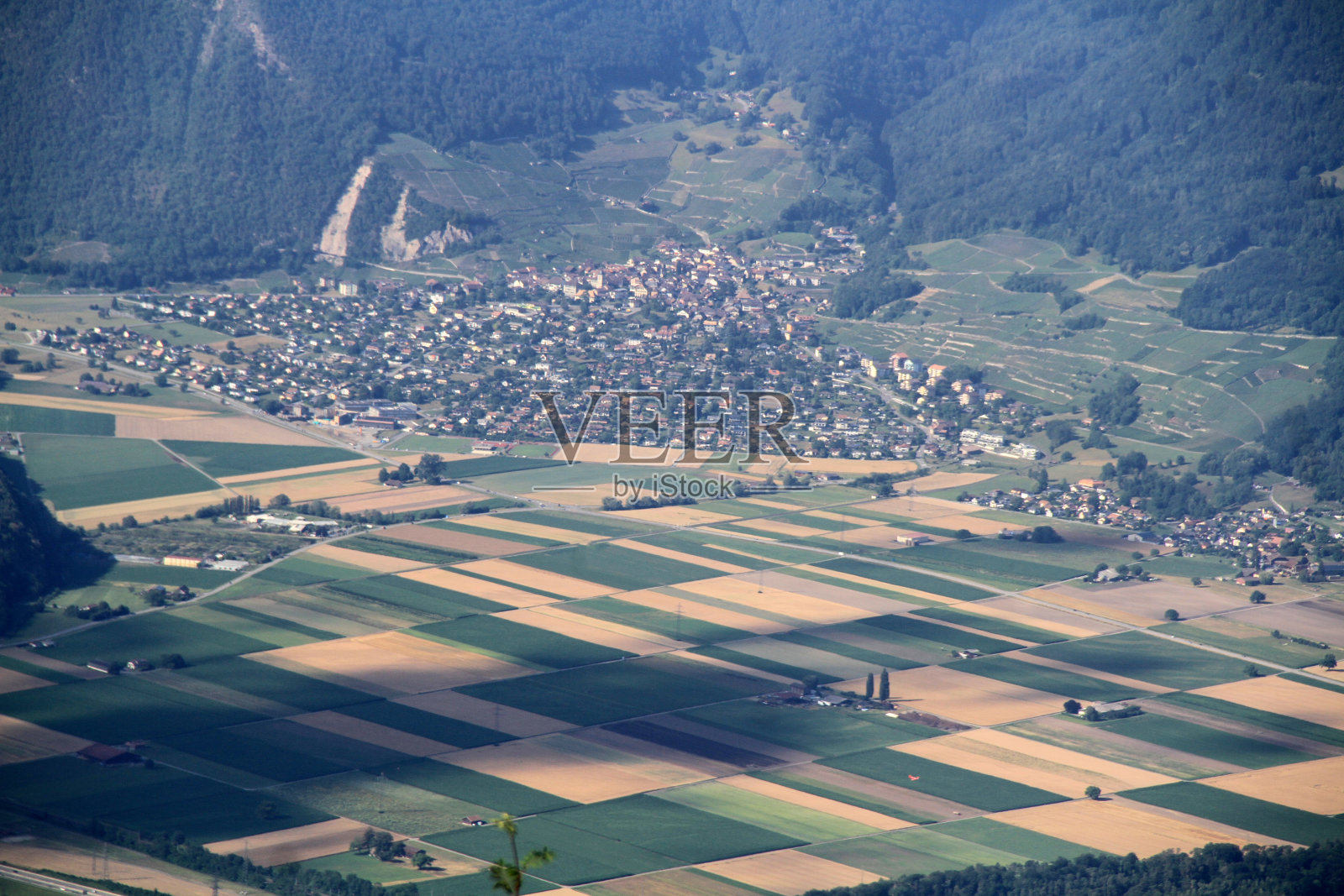 被阿尔卑斯山包围的罗纳河谷下游的景色。照片摄影图片