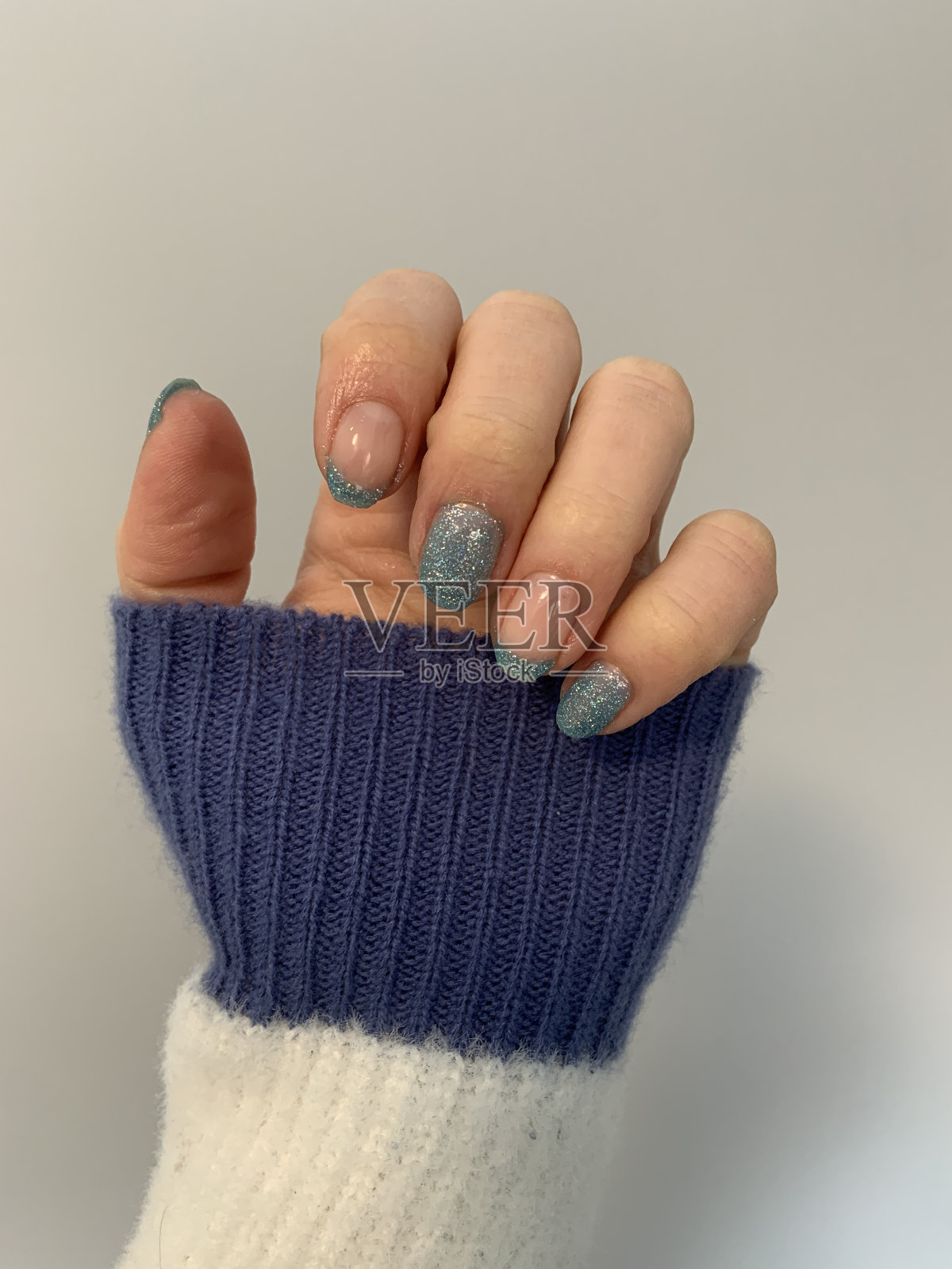 蓝色闪光凝胶美甲照片摄影图片