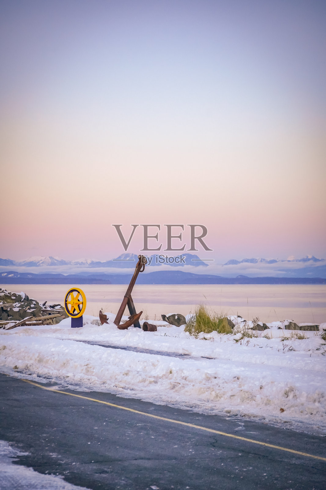 加拿大BC省温哥华岛坎贝尔河海滩的雪景日落照片摄影图片