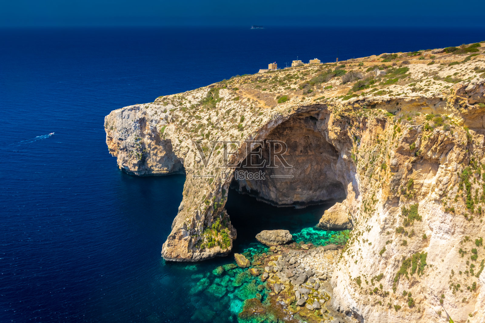 马耳他的蓝色洞穴，海面上的岩石和清澈的海水照片摄影图片
