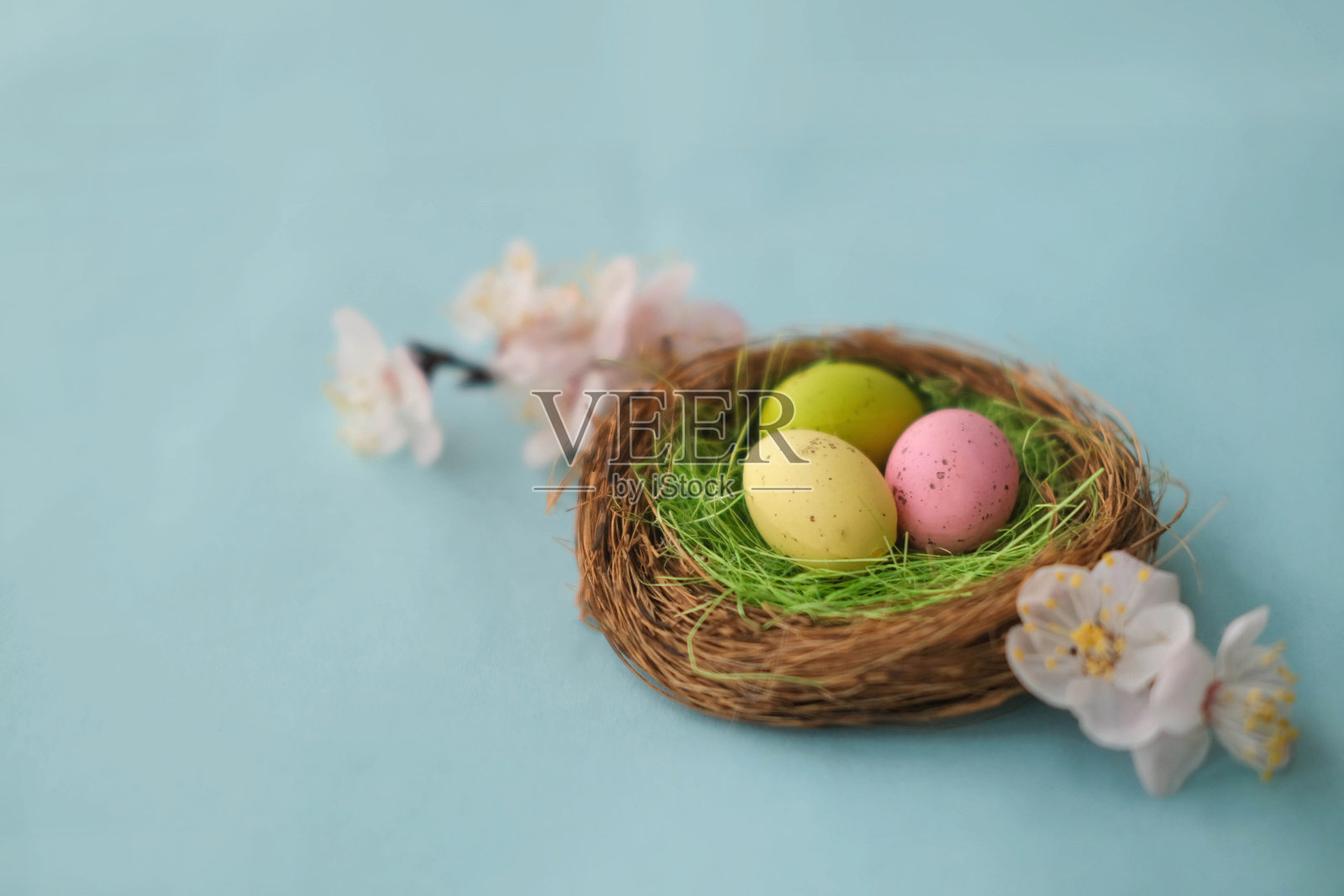 复活节背景与复活节彩蛋和春天的花朵。带有复制空间的俯视图照片摄影图片