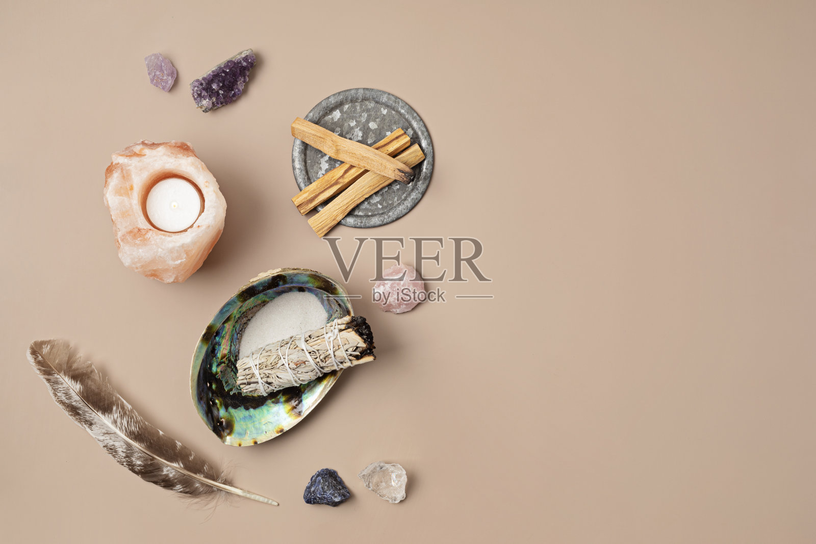 涂抹套件与白鼠尾草，帕罗桑托，喜马拉雅盐烛台。健康的自然元素，净化环境负能量的元素，增加积极的氛围。修行照片摄影图片