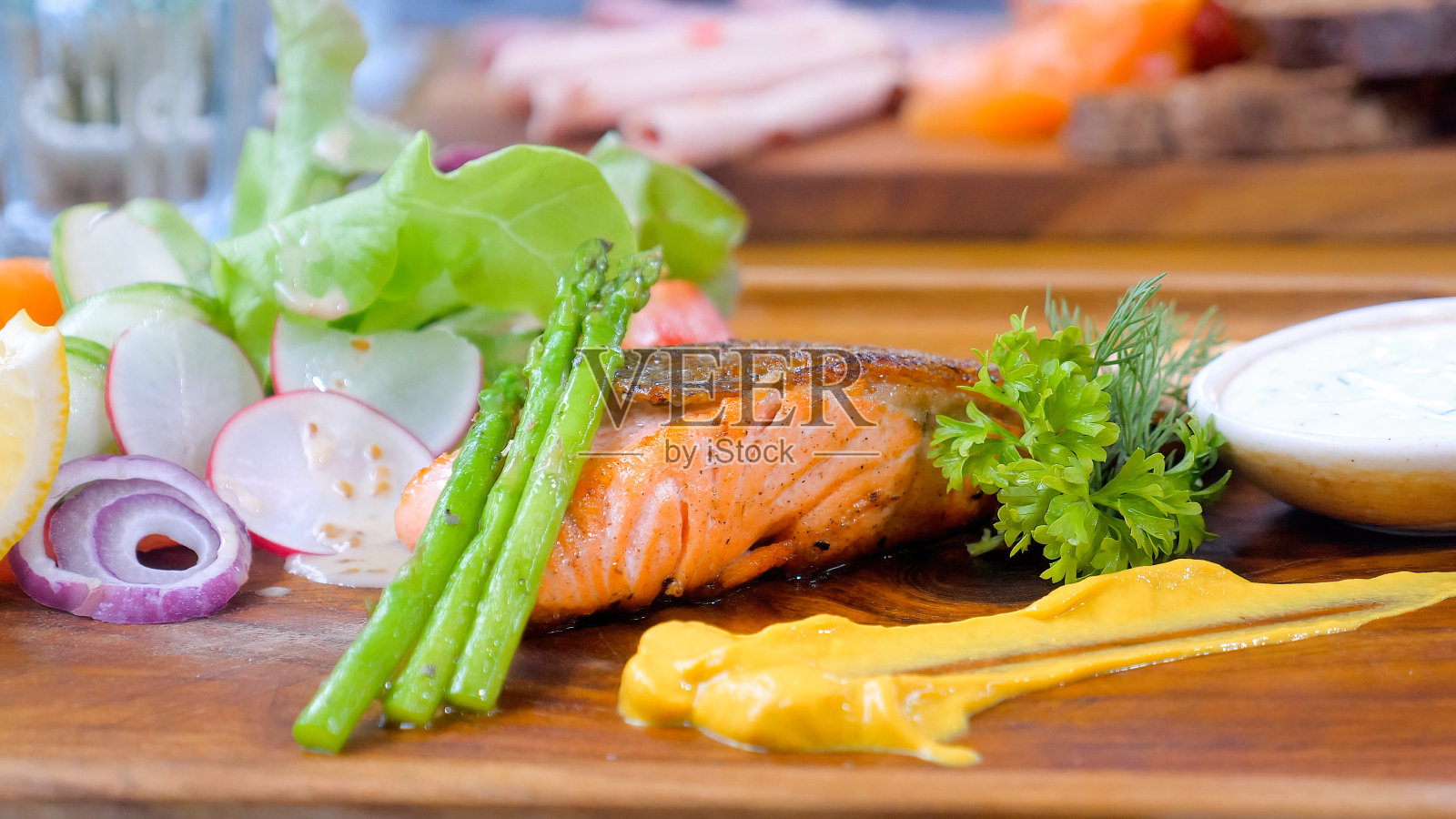烤鲑鱼配什锦蔬菜，完美的健康餐照片摄影图片