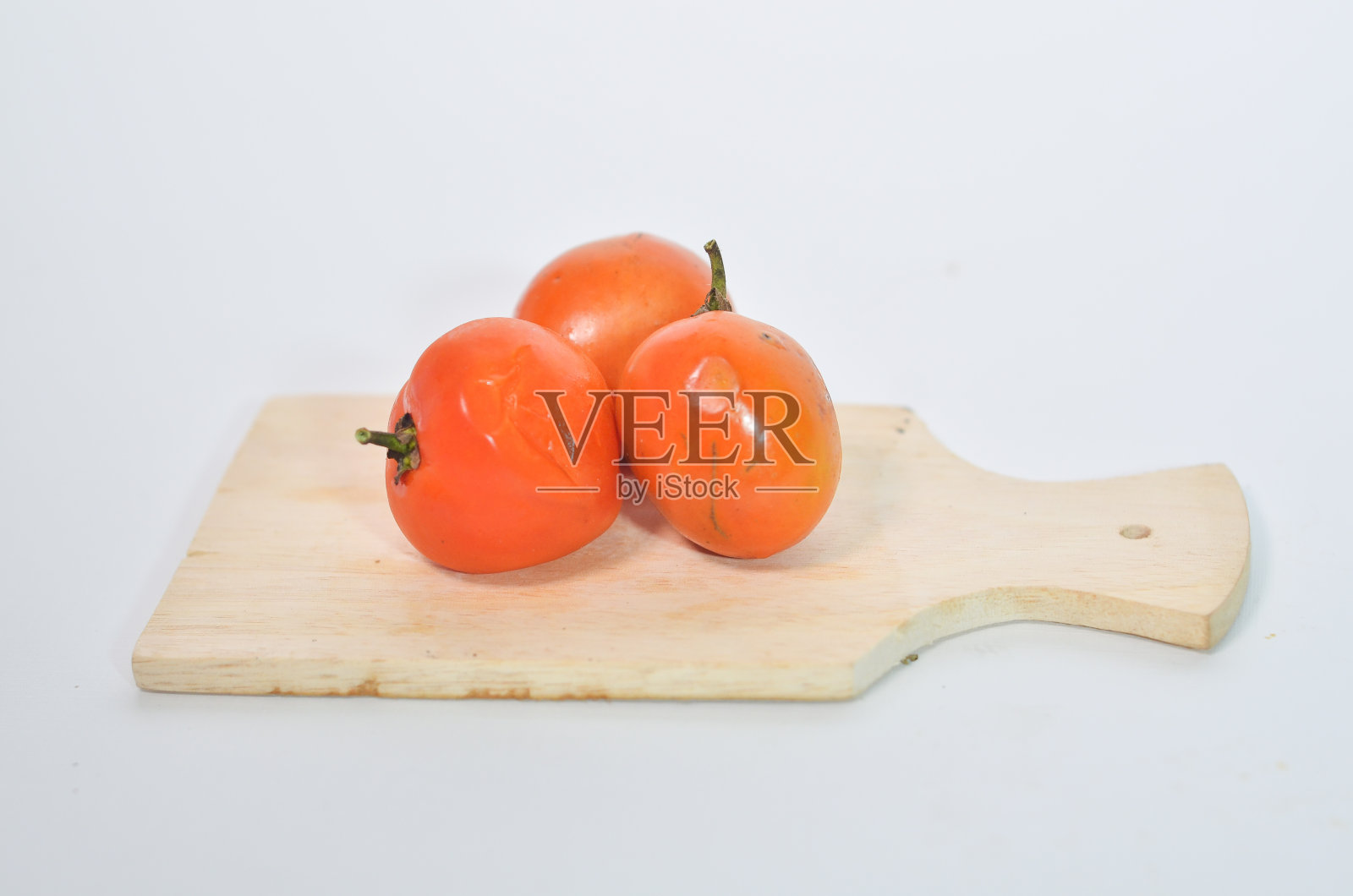 西红柿不新鲜，在白色背景上开始腐烂照片摄影图片