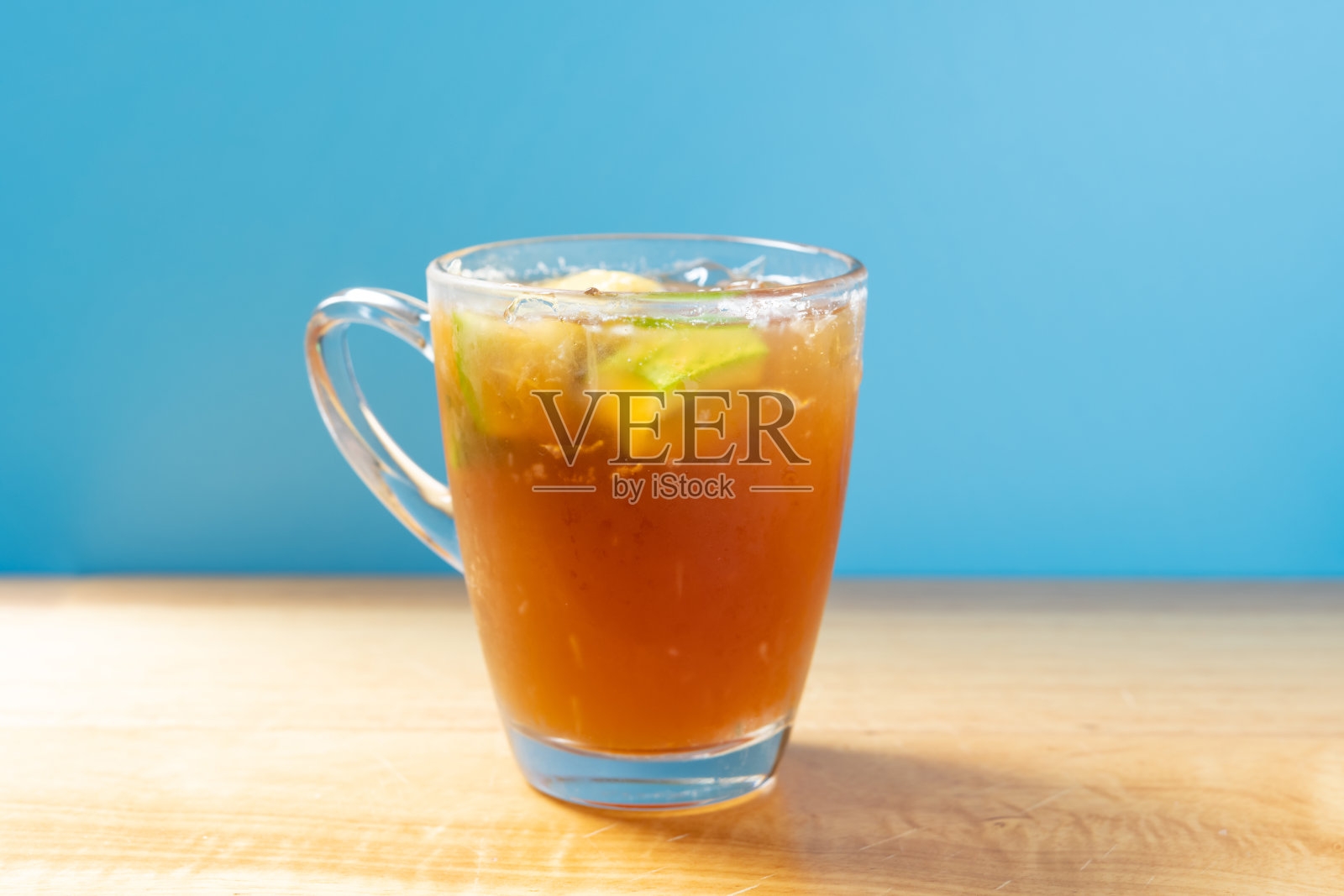 侧面看杯子里的冰柠檬横着组成照片摄影图片