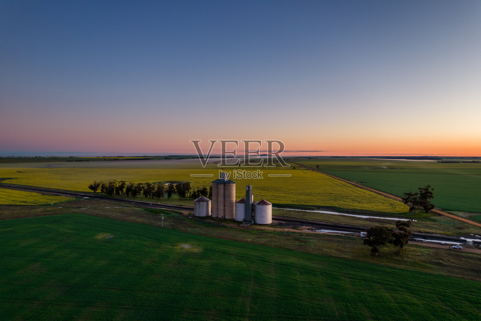 日出前俯瞰筒仓照片摄影图片