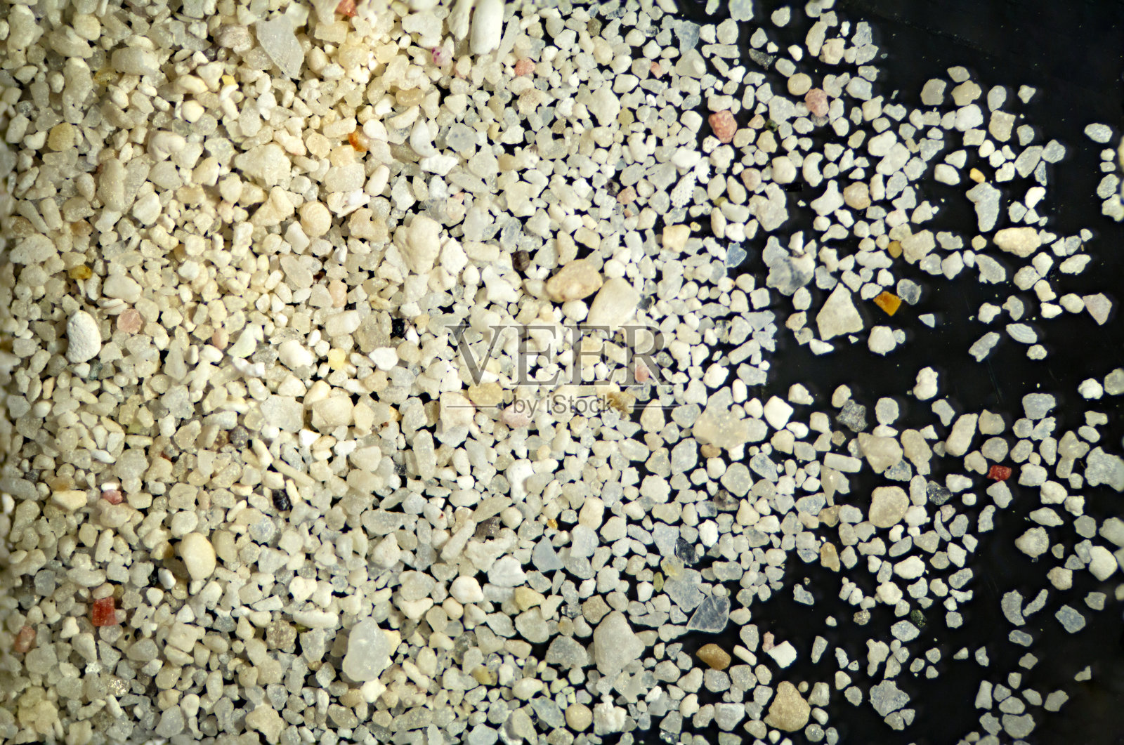 在阿鲁巴岛，沙子是由贝壳和珊瑚碎片制成的。照片摄影图片