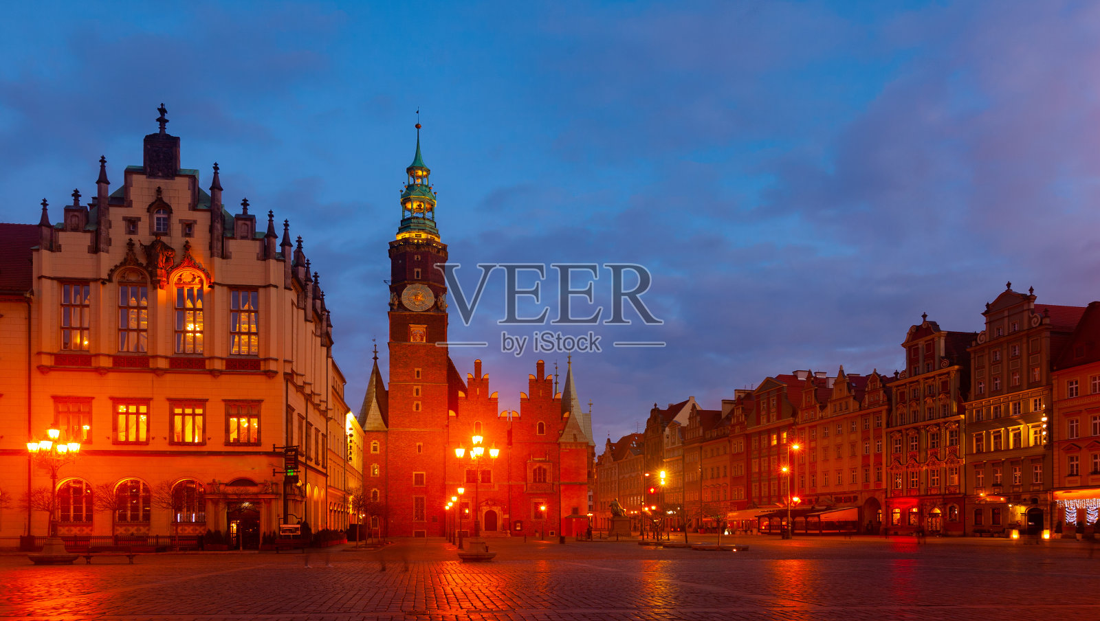 夜晚灯光下的弗罗茨瓦夫旧市政厅照片摄影图片