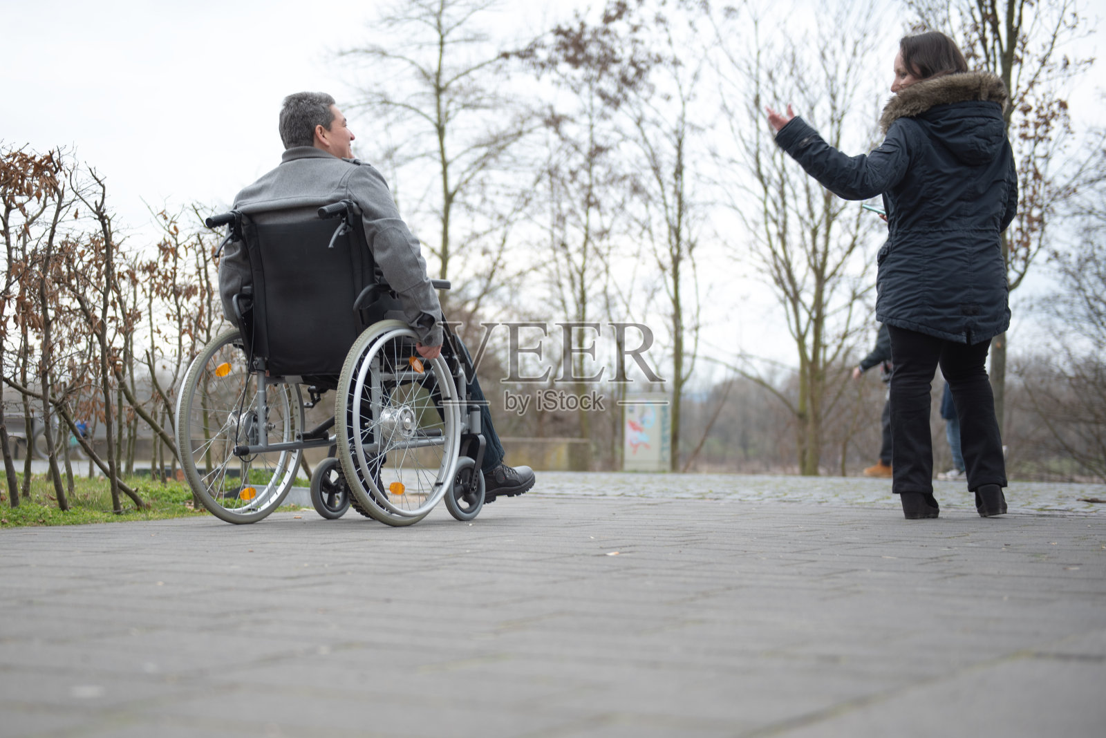 残疾人坐在轮椅上行走的残疾人照片摄影图片