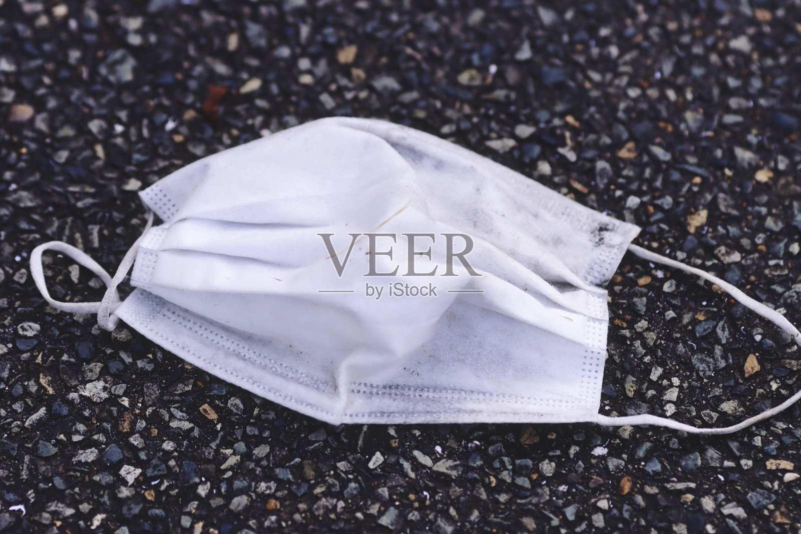 地面使用过的口罩照片摄影图片