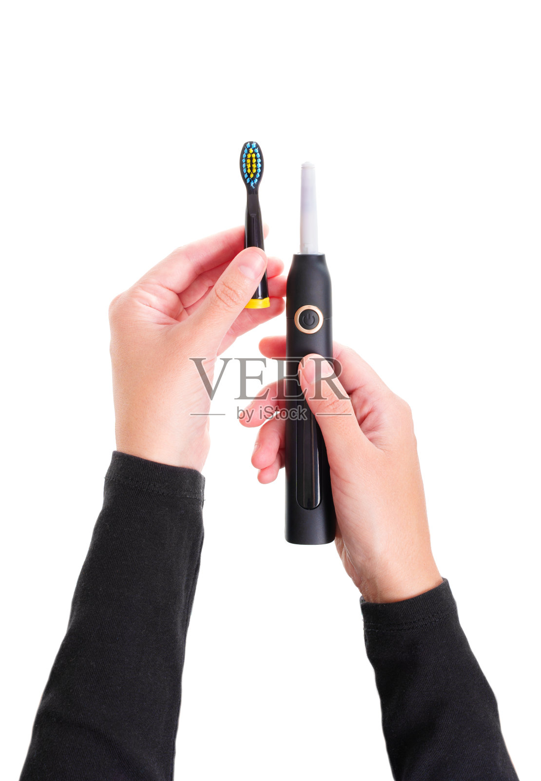 将刷头安装在电动牙刷上的手照片摄影图片