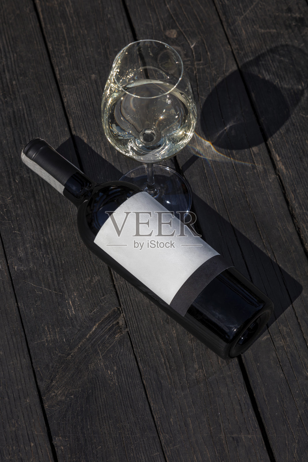 酒瓶和玻璃站在木制背景照片摄影图片