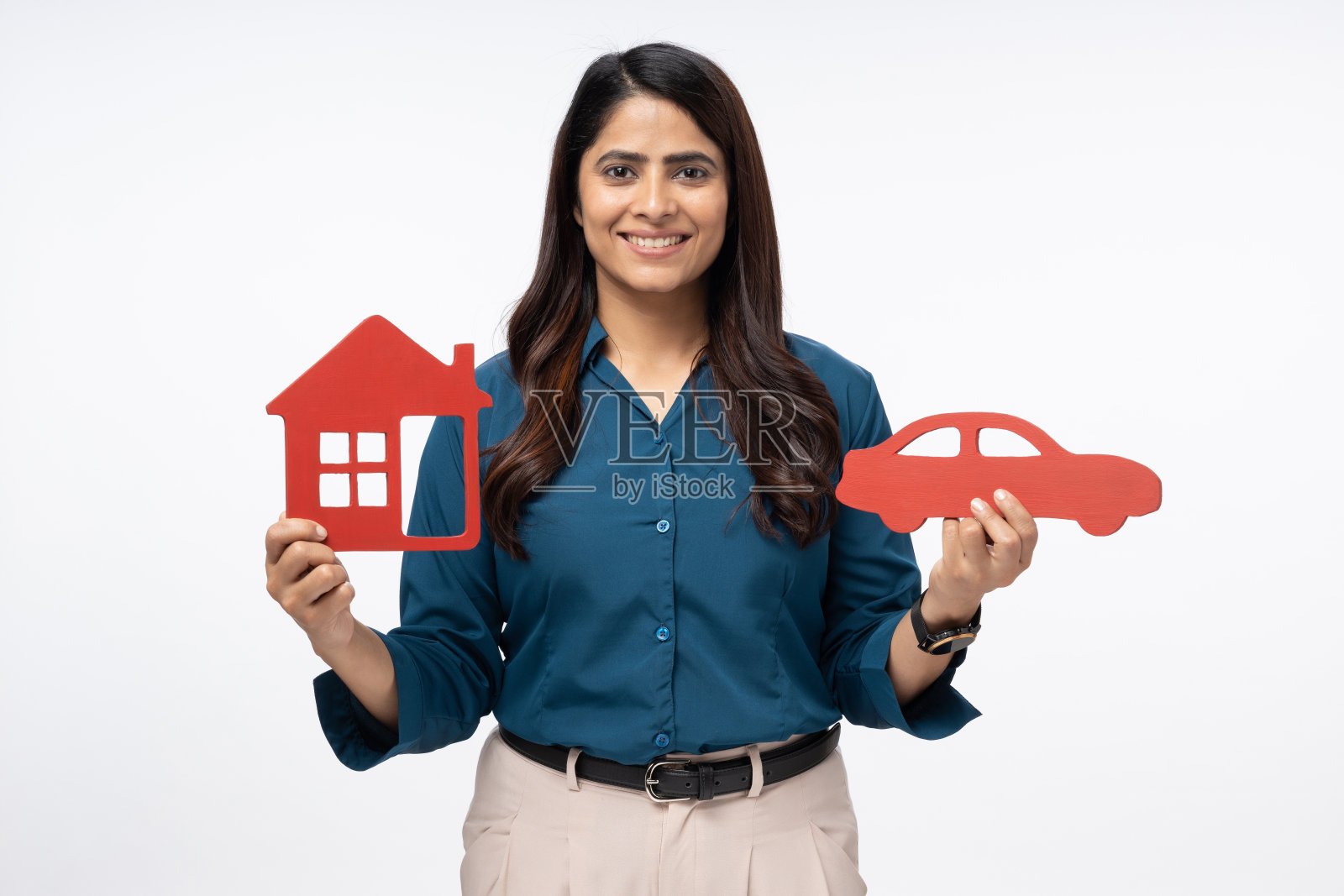 快乐的女商人在白色背景股票照片上持有房子的肖像照片摄影图片