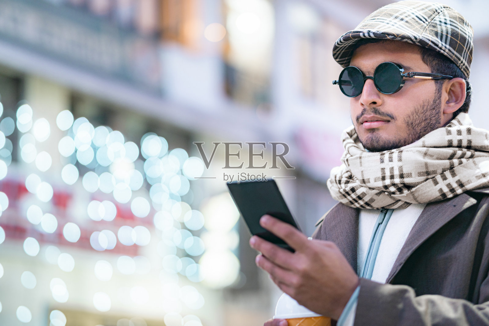 时尚的年轻游客使用智能手机。照片摄影图片