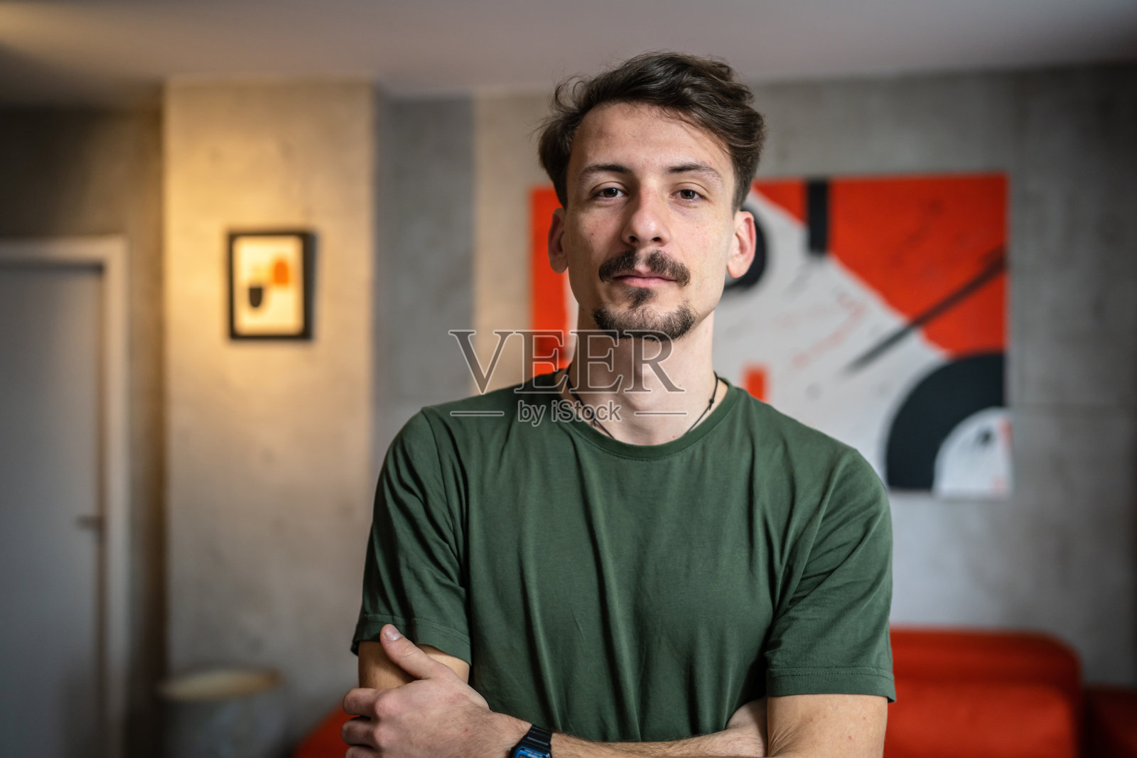 一名男子成年白种人与小胡子和胡子在家里肖像照片摄影图片