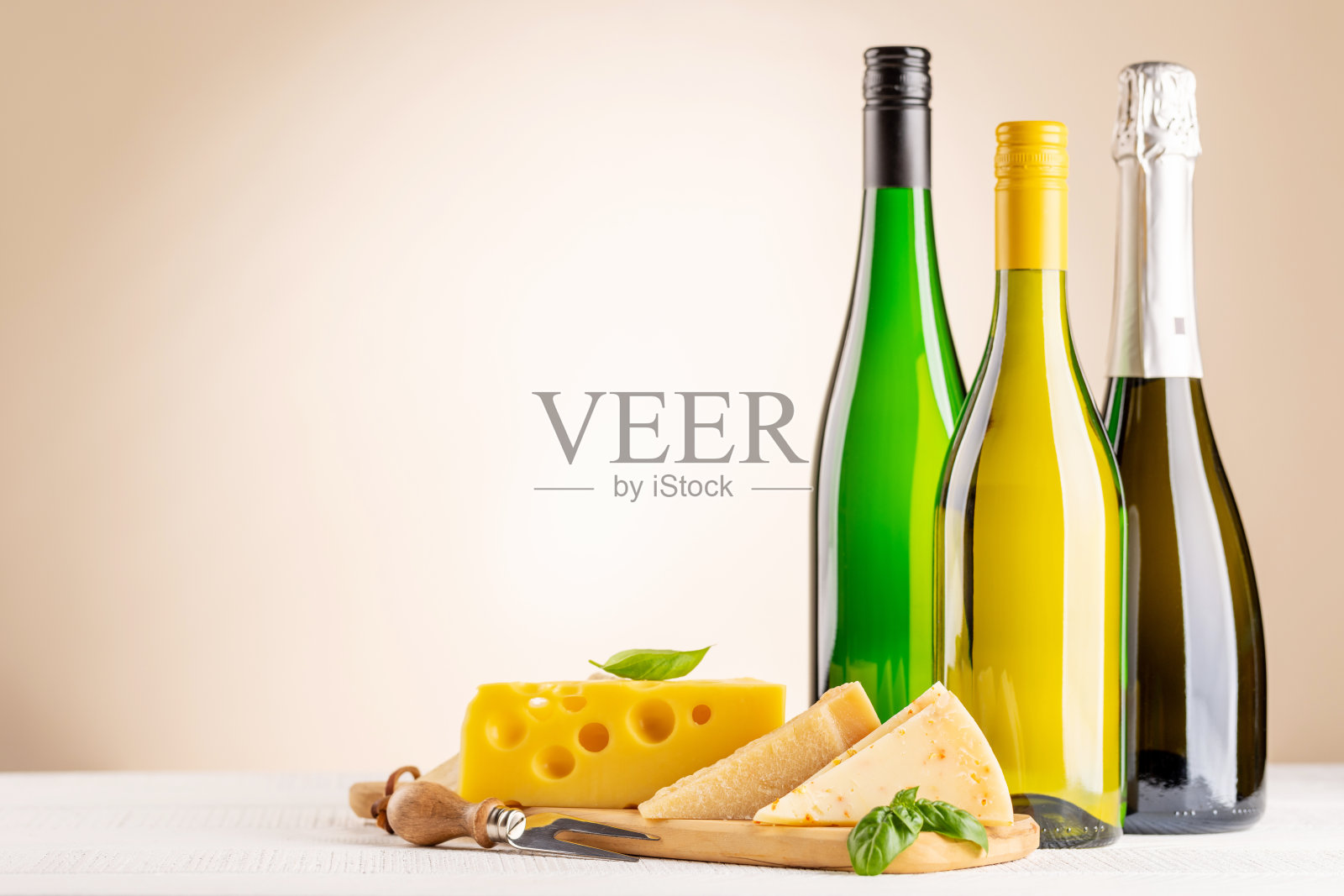 船上有各种奶酪和白葡萄酒照片摄影图片