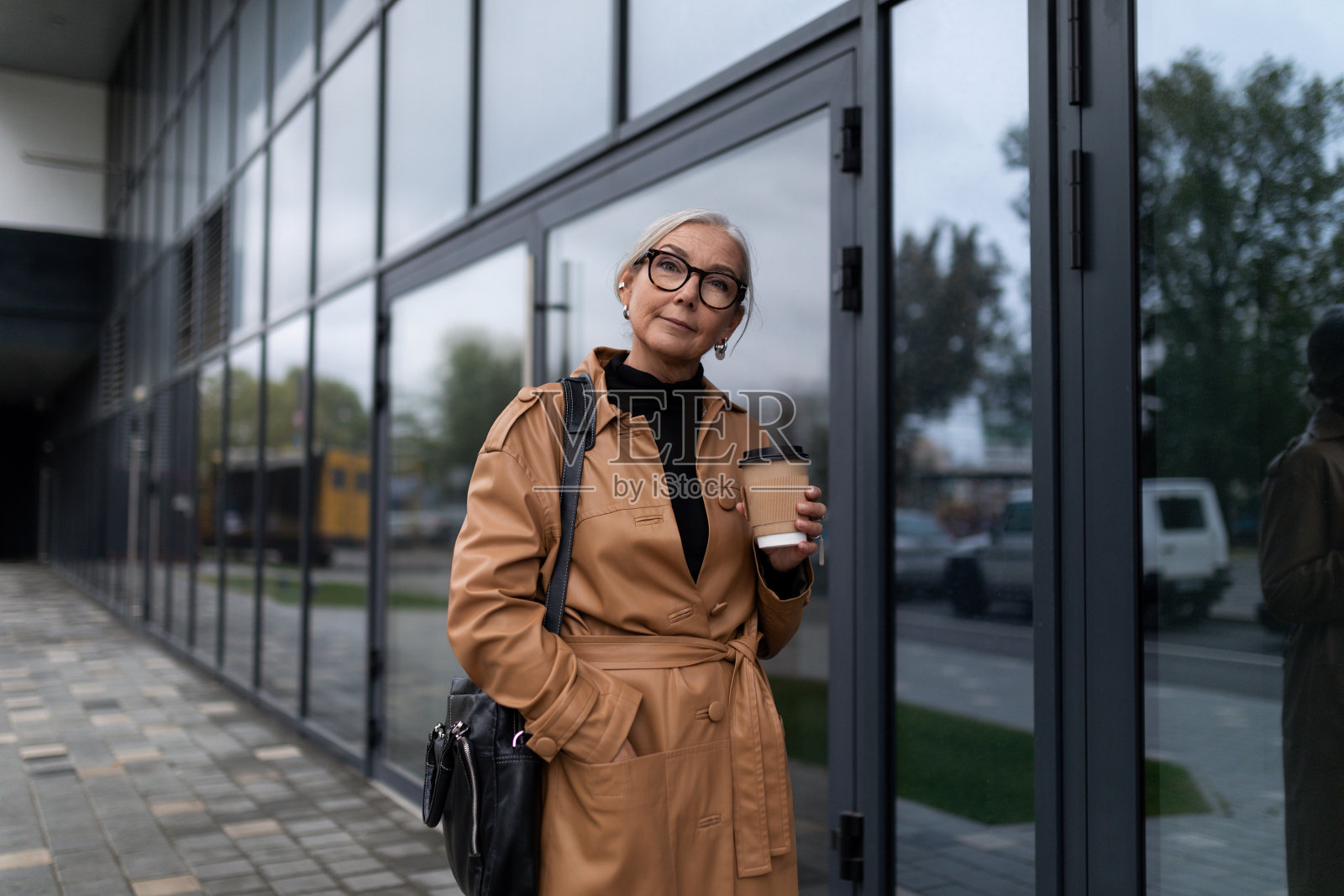 老年女主任进入商业中心，女性领导经营理念照片摄影图片