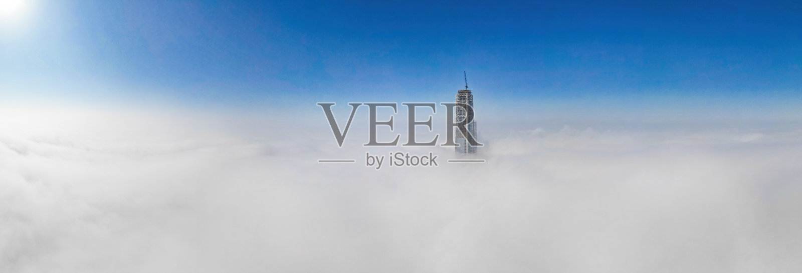 云中的高楼大厦照片摄影图片