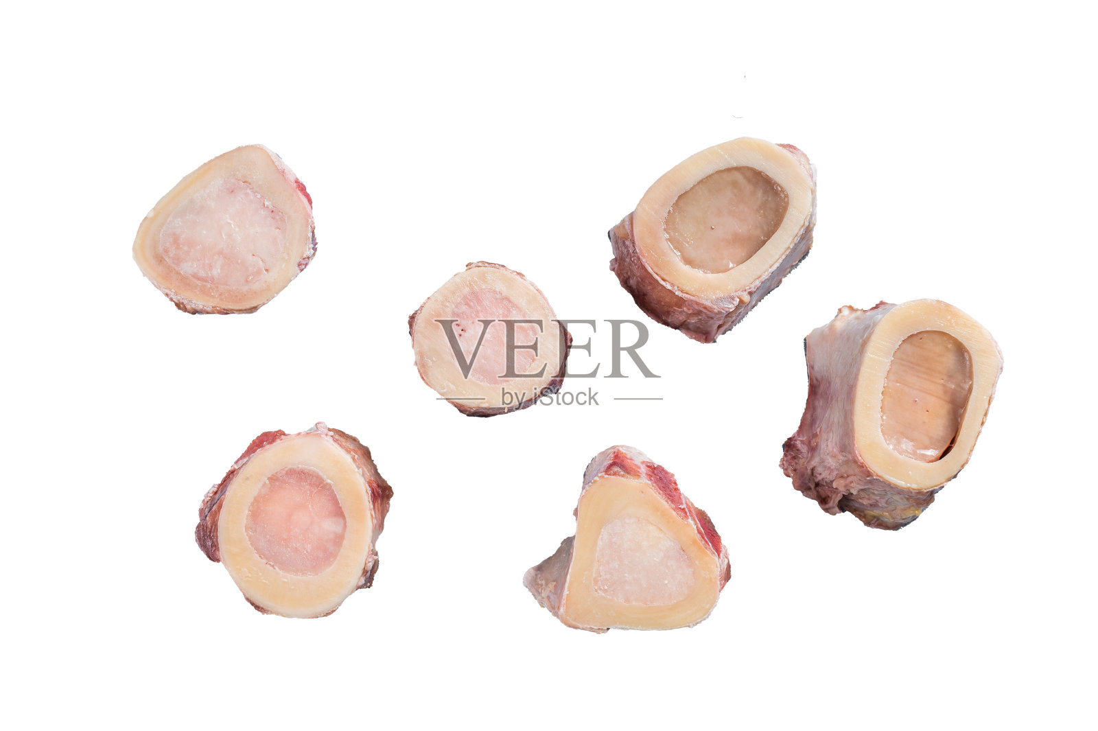 屠宰台上的生小牛骨髓。孤立在白色背景上。照片摄影图片