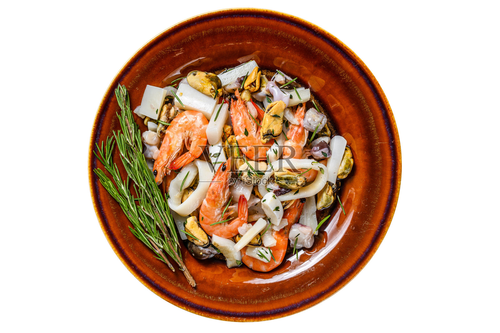 将虾仁、大虾、贻贝、鱿鱼和章鱼放在砧板上。孤立在白色背景上。照片摄影图片