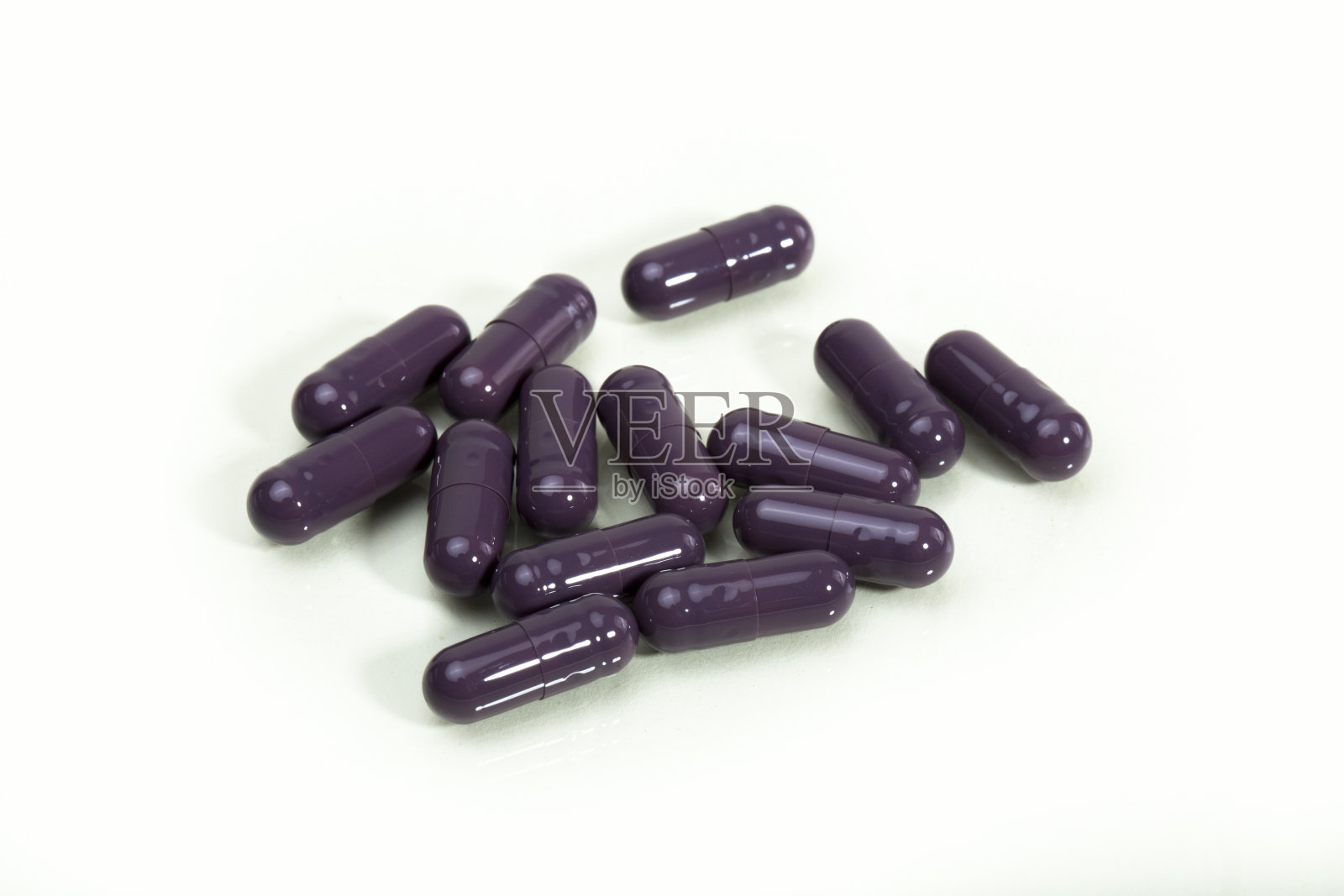 白色背景的药片照片摄影图片