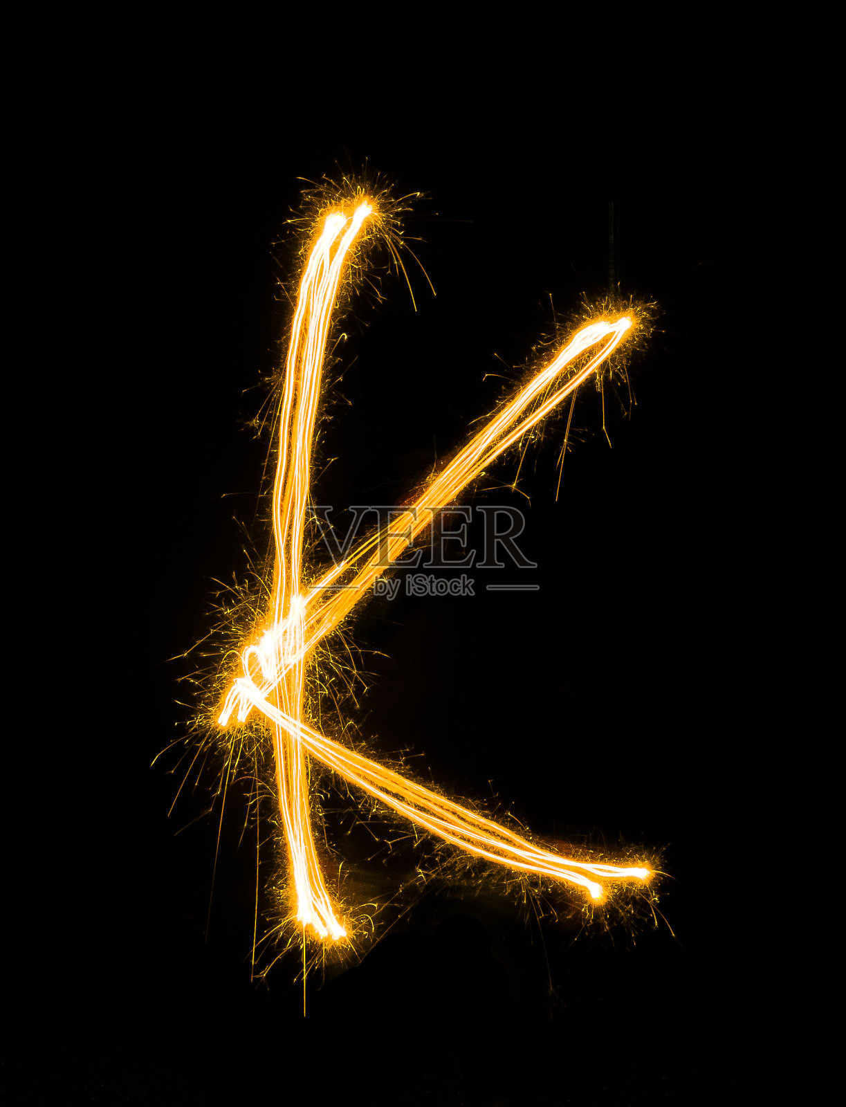 光画K在黑色背景，模糊照片摄影图片