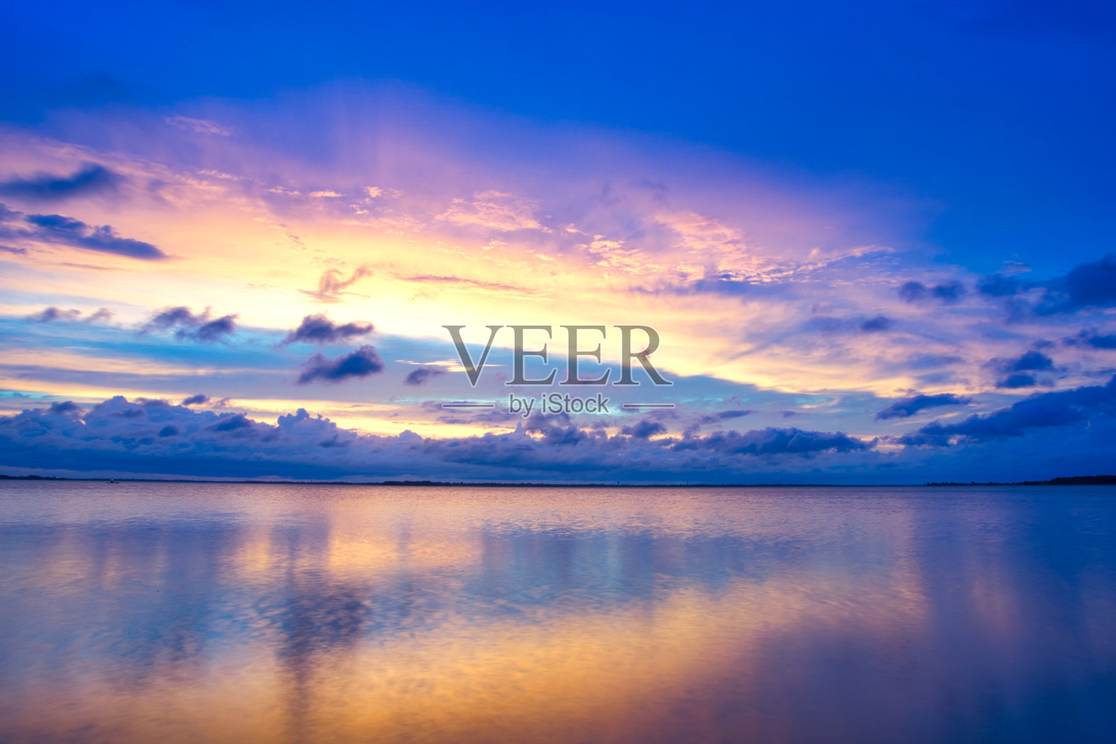 蓝色的黄昏在湖边照片摄影图片