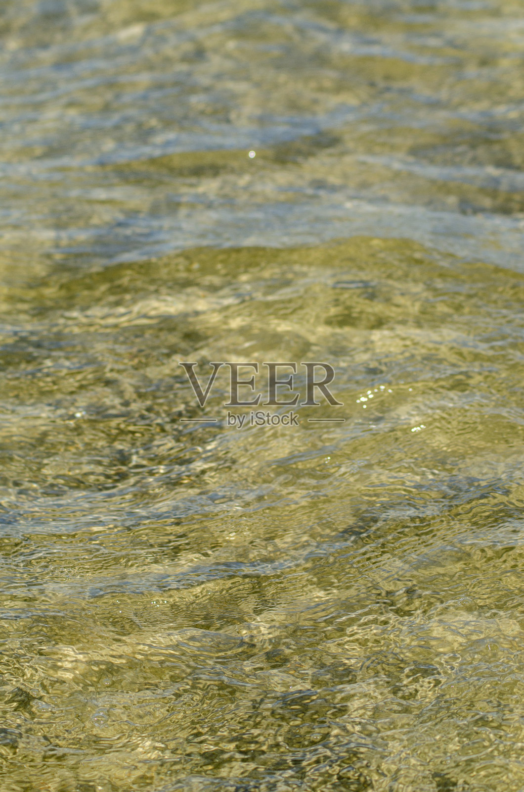 选择性聚焦，夏日海滩上晶莹剔透的海水细节照片摄影图片