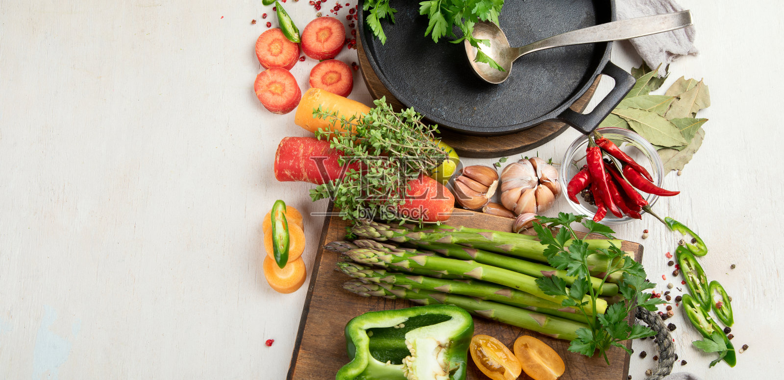 健康食品的选择。排毒和清洁饮食的概念。富含维生素、矿物质和抗氧化剂的食物。抗衰老食品。照片摄影图片