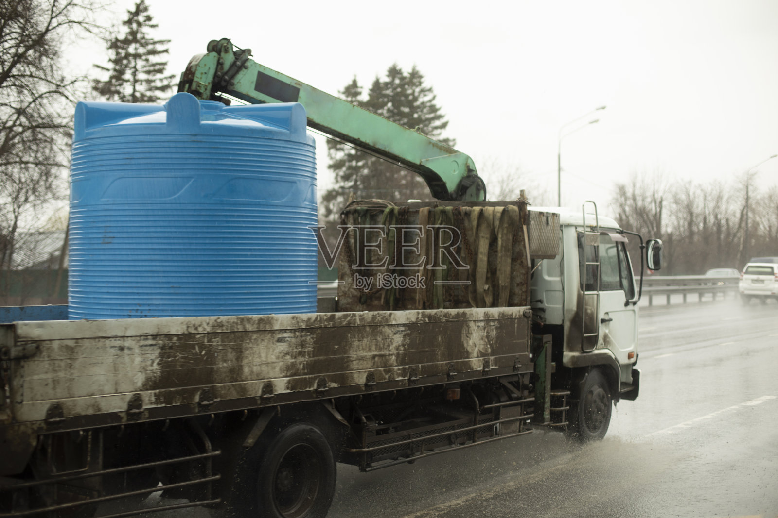 卡车上路了。航运。高速公路上的翻译。大型机器。照片摄影图片