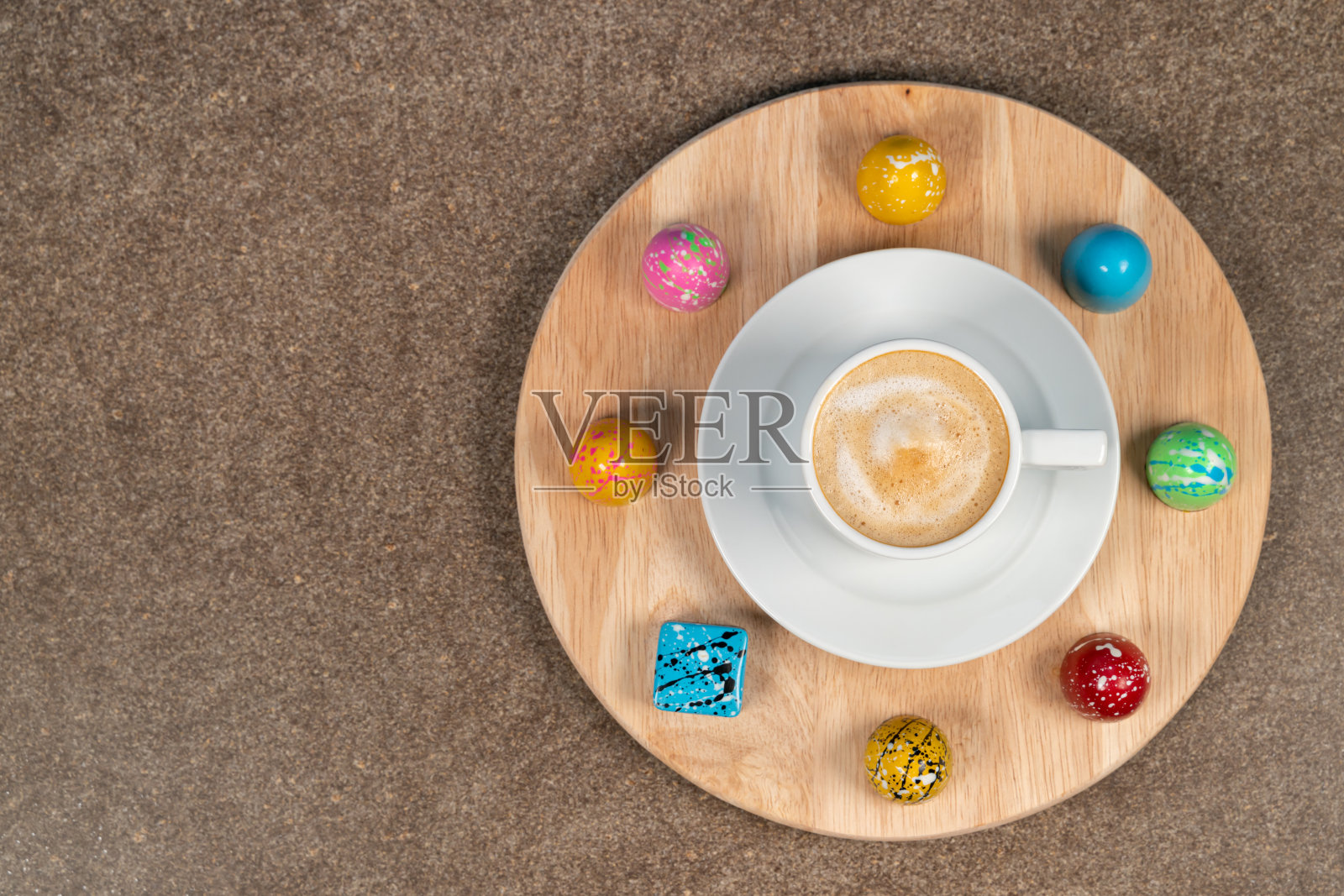 俯视图的杯子与咖啡和糖果在一个盘子照片摄影图片