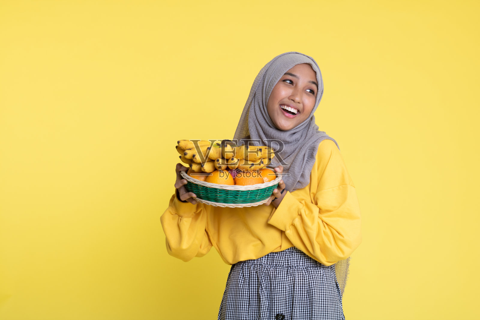 亚洲女性喜欢新鲜水果照片摄影图片