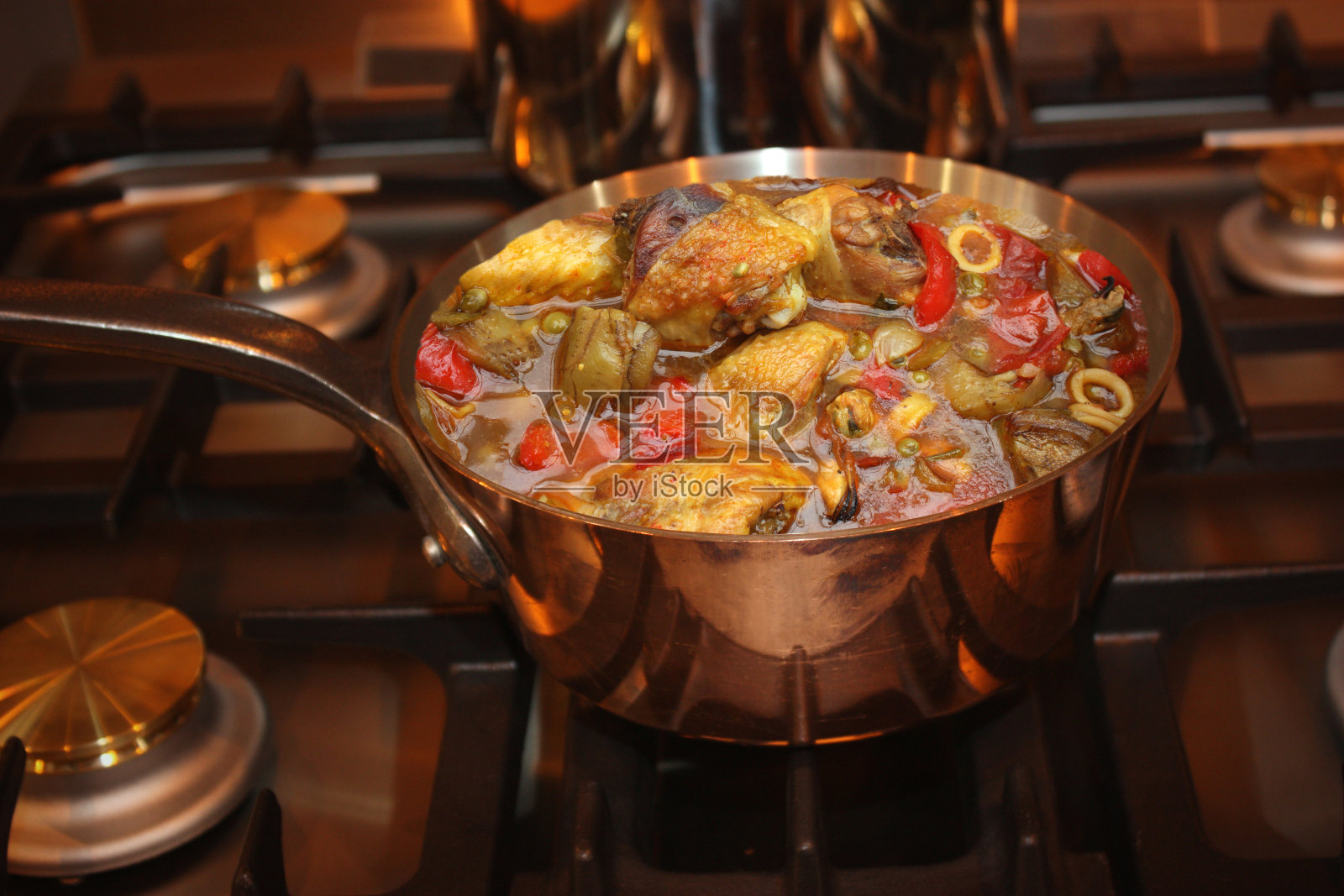 炖饭用鸡肉、海鲜、鱼和各种蔬菜炖煮而成的海鲜饭照片摄影图片