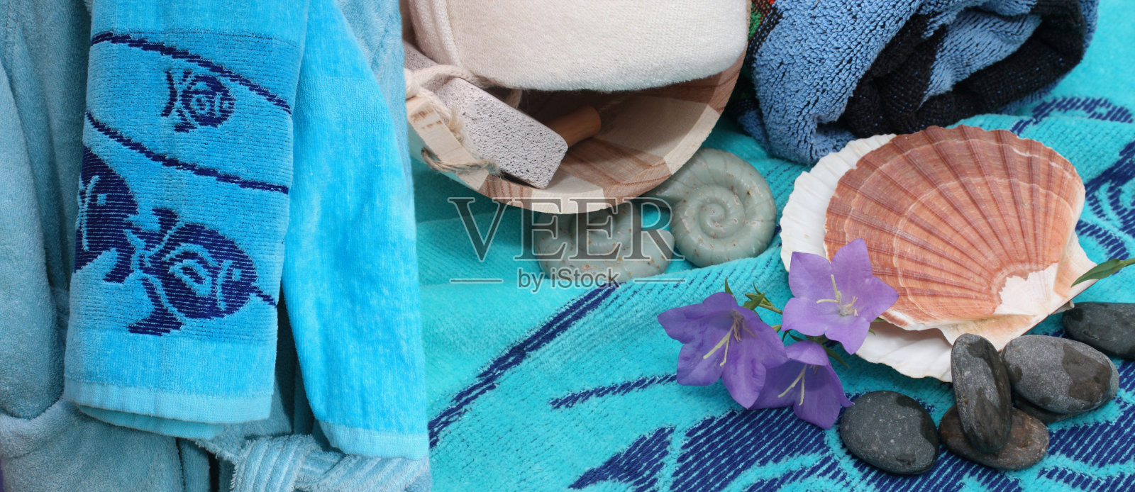 浴室用品浴巾浴袍海绵浮石去角质皂照片摄影图片