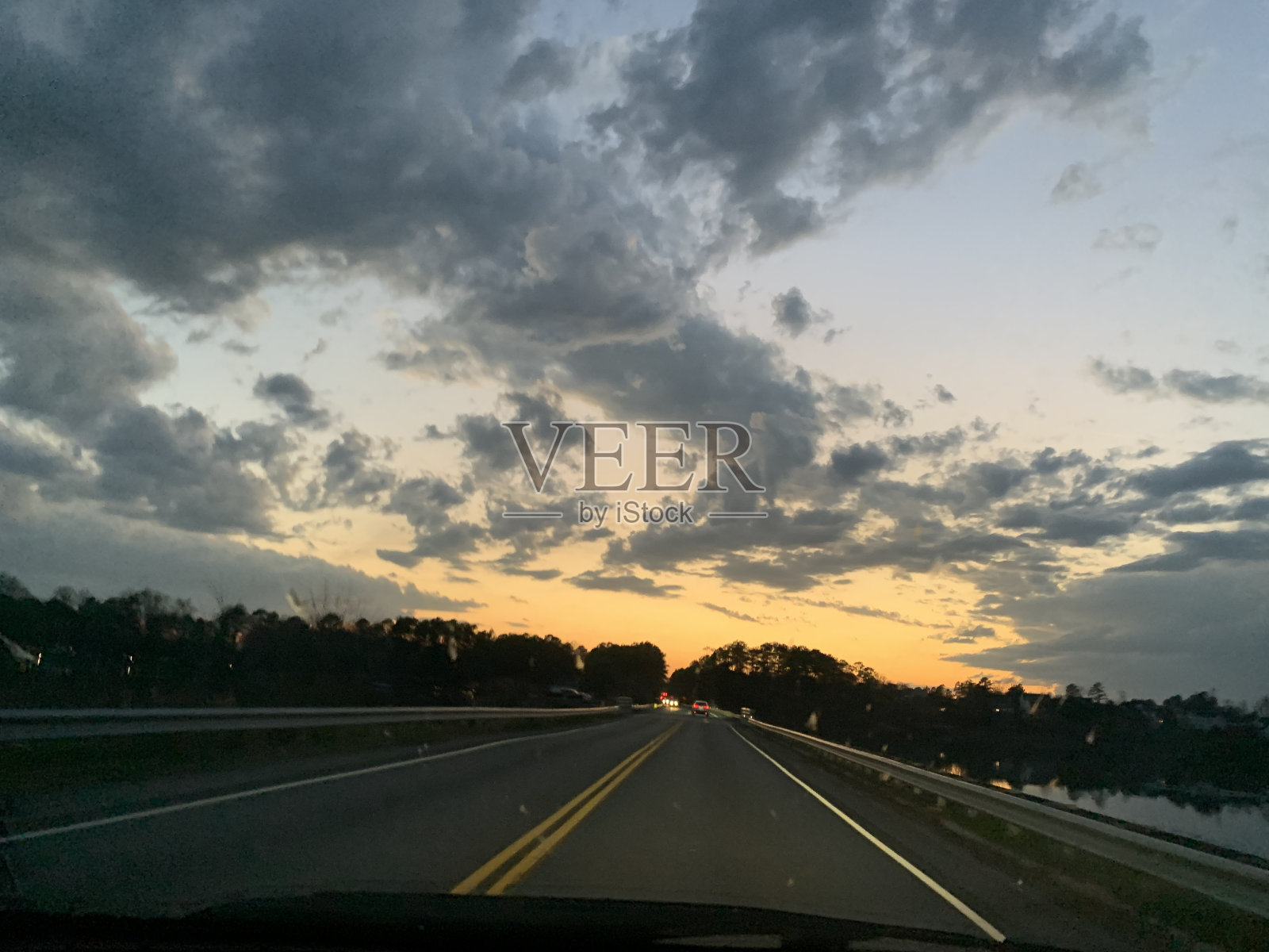 驾车穿过水塘照片摄影图片