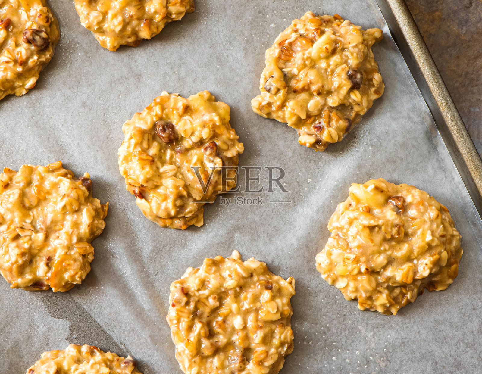 健康的自制燕麦饼干面团烘烤前。准备烘焙照片摄影图片
