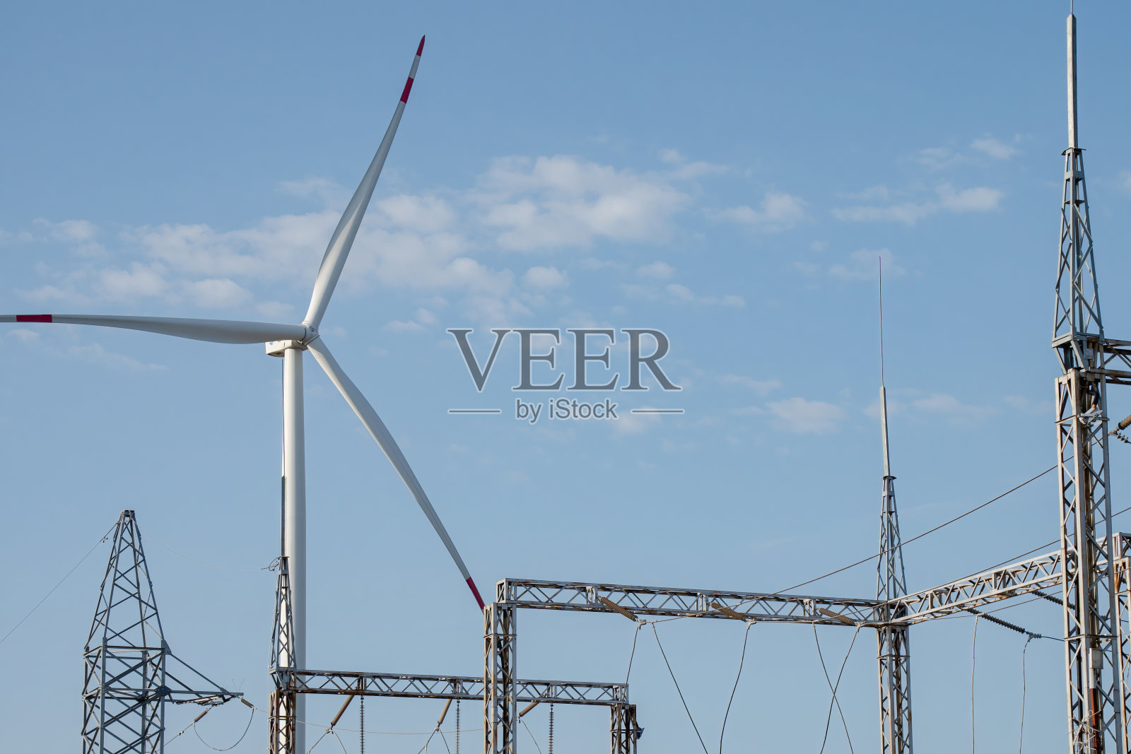 风力发电机利用自然资源对着天空发电照片摄影图片