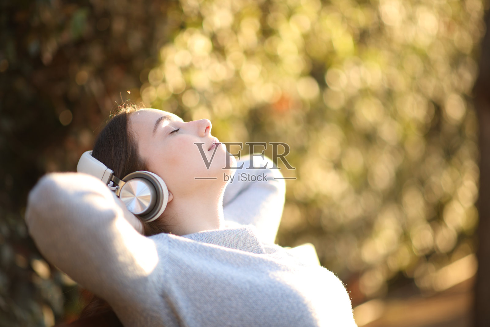 放松的女人休息听音频照片摄影图片