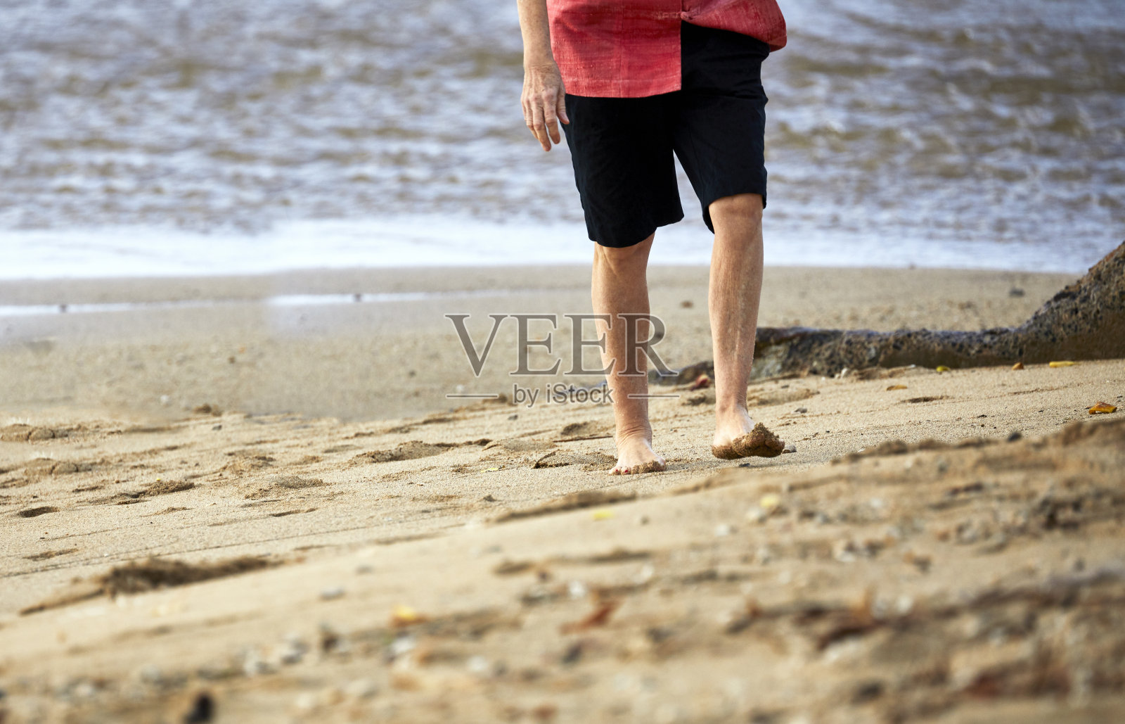 走在沙滩上的成熟女人照片摄影图片