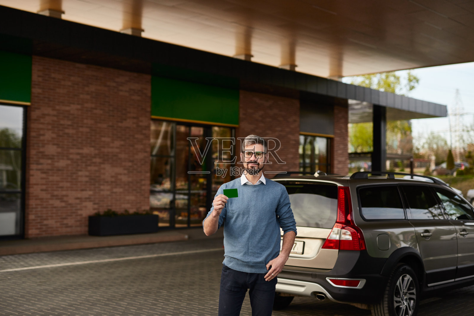 有信用卡的加油站客户照片摄影图片