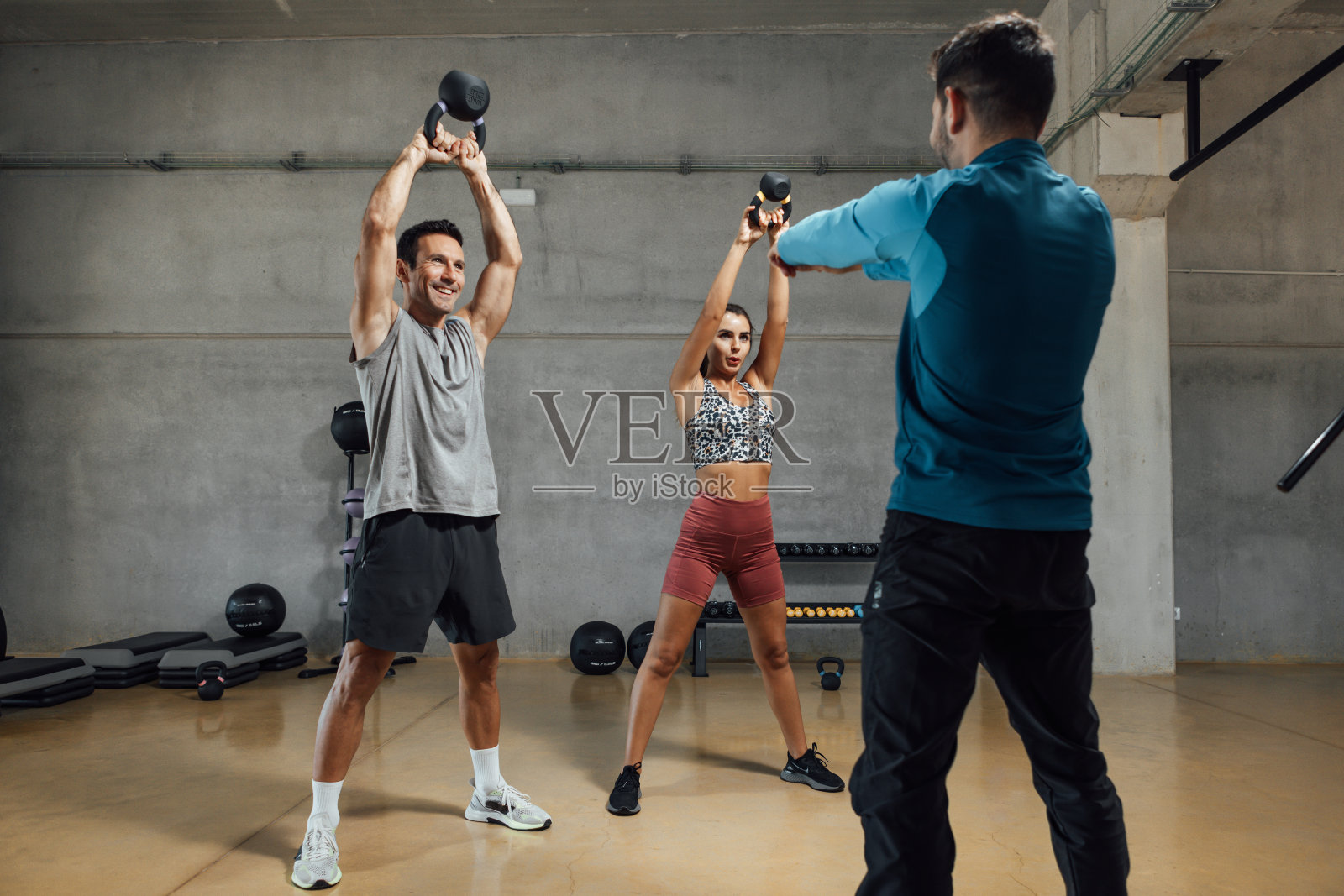 健身教练在黑影健身房上壶铃课照片摄影图片