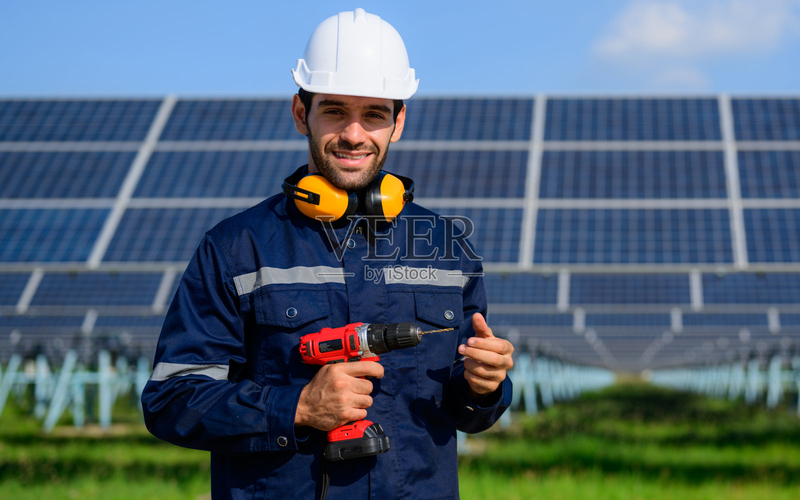 在太阳能电池农场安装太阳能电池板的技术人员照片摄影图片