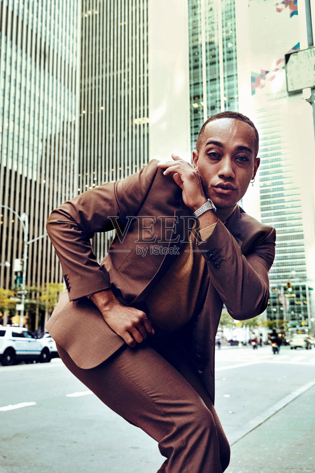 帅气的非裔美国人在西装摆造型的现代城市背景照片摄影图片