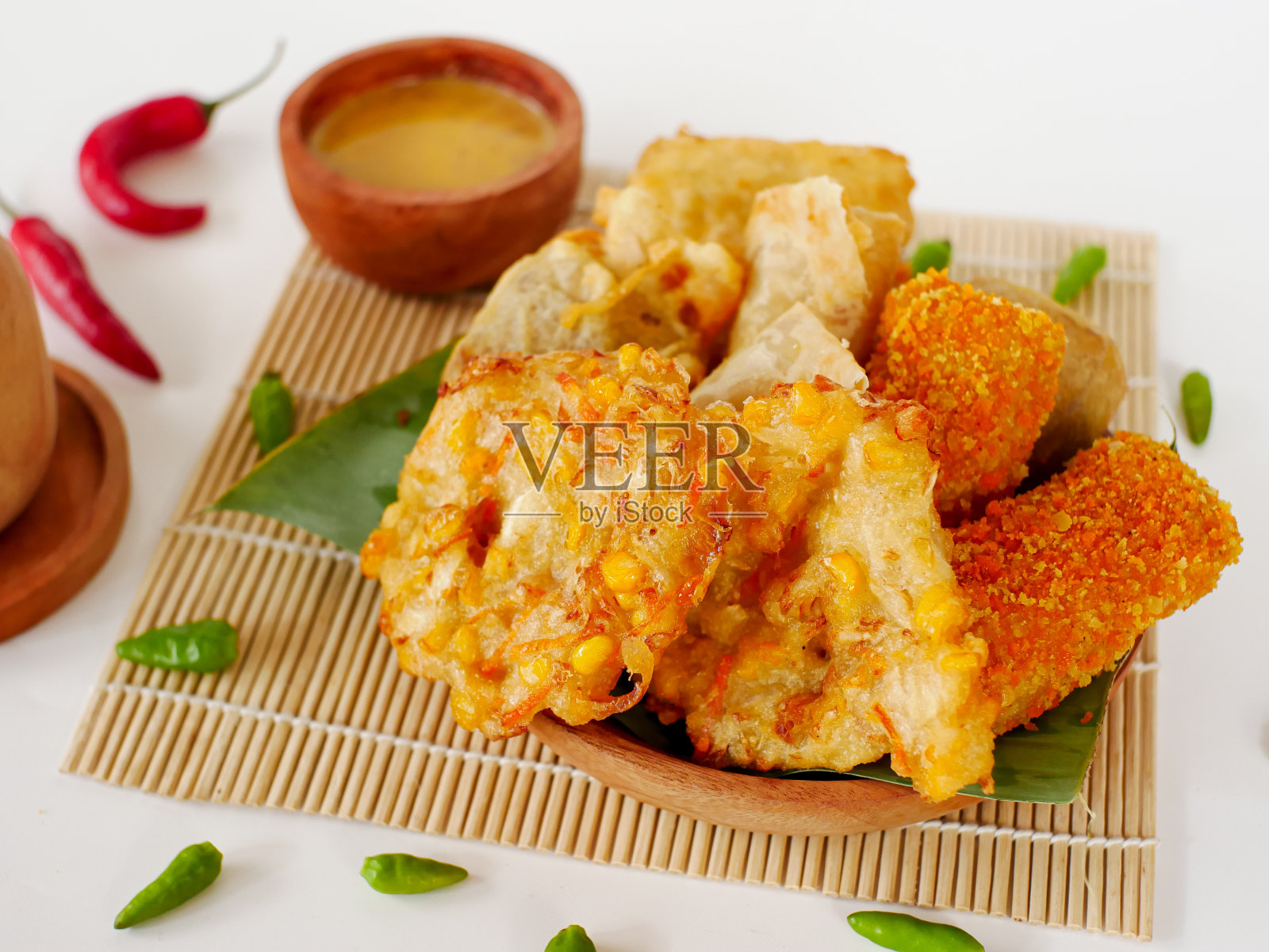 油炸食品是印尼一种很受欢迎的小吃照片摄影图片